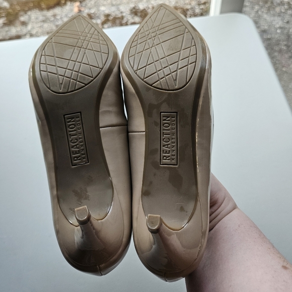 Reaction Kenneth Cole Women Size 8.5 Patent Faux Leather Nude Pumps Heels Shoes - Picture 3 of 6
